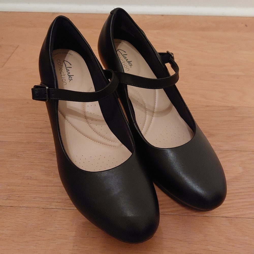 LIKE NEW Clarks classic black leather pumps sz 8.5